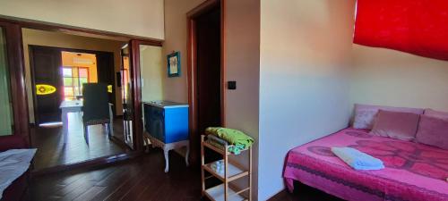 um quarto com uma cama e um quarto com um espelho em Magnolia House em Taurianova
