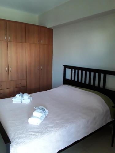 ein Schlafzimmer mit einem Bett mit zwei Handtüchern darauf in der Unterkunft G3 sea view appartment in Igoumenitsa