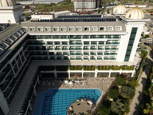 - une vue aérienne sur un bâtiment avec piscine dans l'établissement Castival Hotel, à Sidé