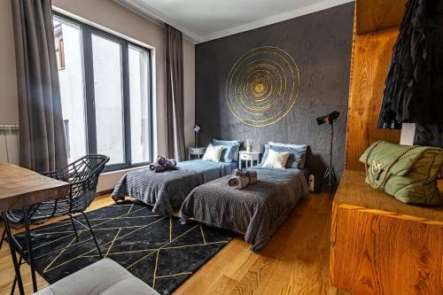 um quarto com 2 camas e uma grande janela em Top Central Design, 2 Bedroom, NDK, FREE Secured parking em Sófia