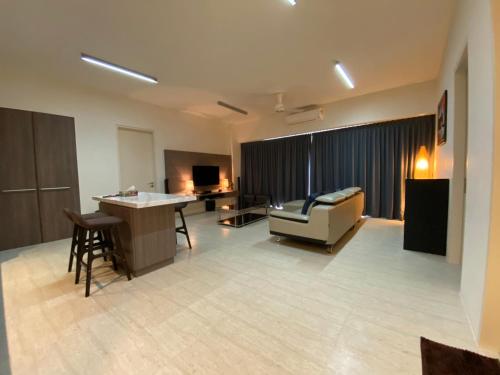 Χώρος καθιστικού στο By The Sea @ Cozy Beachfront Home