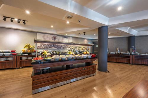 a restaurant with a buffet line with food at Hotel Anatolia in Bursa