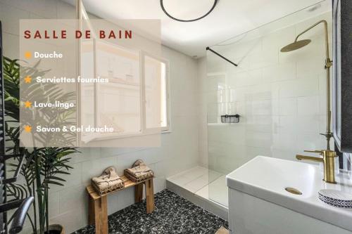 ein Badezimmer mit einer weißen Badewanne und einem Waschbecken in der Unterkunft Le Charme des Tolosans in Castanet-Tolosan