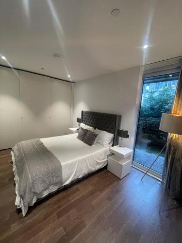 Tempat tidur dalam kamar di 2 bedroom Apartment next to Battersea Power Station