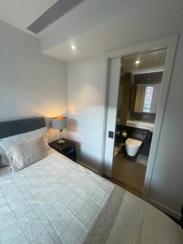 Łóżko lub łóżka w pokoju w obiekcie 2 bedroom Apartment next to Battersea Power Station