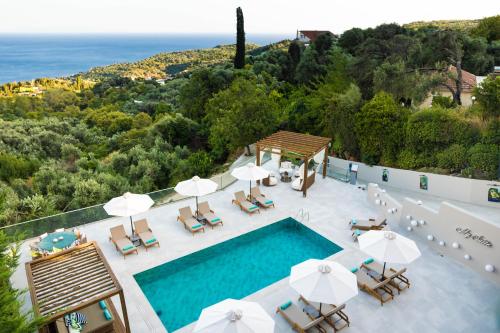 uma vista superior para uma piscina com cadeiras e guarda-sóis em My Suite Boutique Hotel em Parga