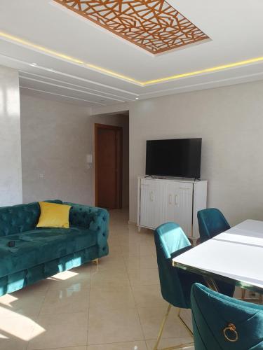 a living room with a couch and a tv at Appartement meublé avec terrasse a Kénitra in Kenitra