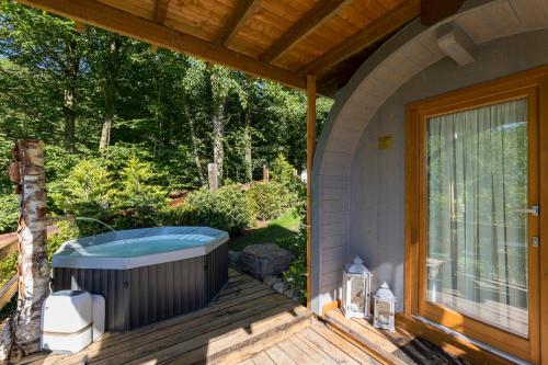 une baignoire jacuzzi sur la terrasse d'une maison dans l'établissement Agriturismo Scuderia della Valle, à Valsecca