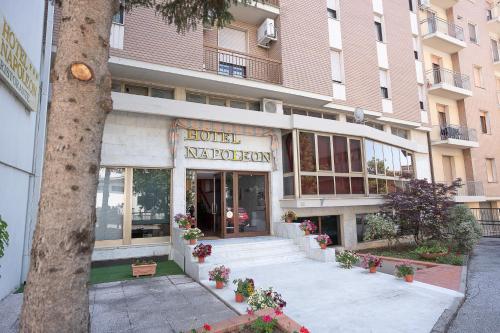Un bâtiment avec un bouquet de fleurs devant lui dans l'établissement Hotel Napoleon, à Pontremoli