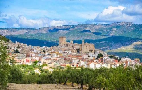 a town on a hill with mountains in the background at Casa rural miralmonte in Moratalla