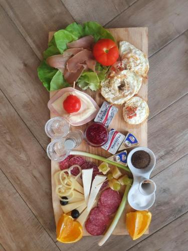 un plato de comida con diferentes tipos de comida en Wellion, en Covasna