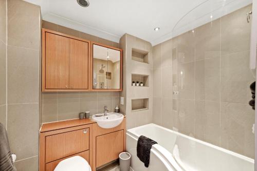 e bagno con lavandino, servizi igienici e vasca. di Stunning Central London 2 Bed Parking & Garden a Londra