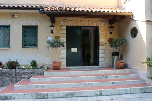 een huis met een trap naar een deur bij Greccio Existence Oasi in Greccio