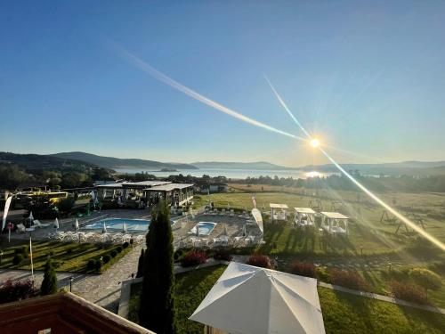 - une vue depuis le balcon d'un complexe avec piscine dans l'établissement Family Hotel Eterno, à Tsigov Chark