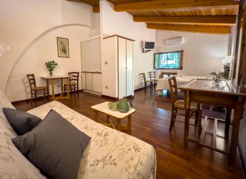 een woonkamer met een tafel en een eetkamer bij Feudo Tudia in Landro