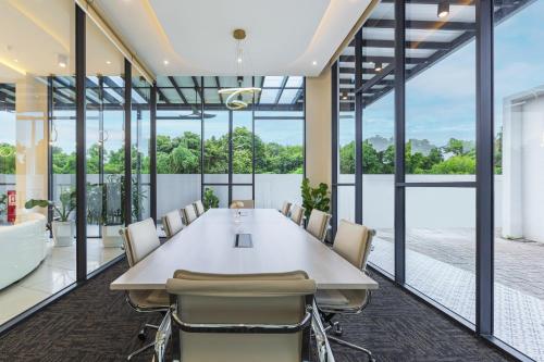 a conference room with a long table and chairs at Wellesley Hotel in Simpang Ampat