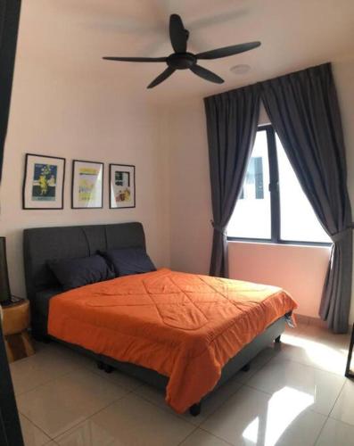 a bedroom with a bed and a ceiling fan at Chill-out @ SiRaM-MaRiS, Desaru (5 mins to beach) in Bandar Penawar
