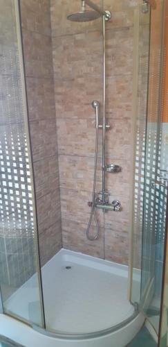 prysznic ze szklaną obudową w łazience w obiekcie Pokoj s balkónem a nádherným výhledem do přírody w mieście Chrudim