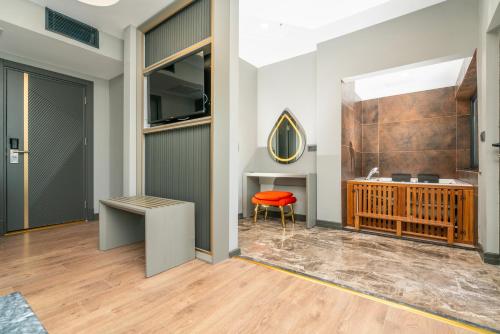 伊斯坦堡的住宿－216 Ruby Suite，走廊设有椅子、书桌和镜子