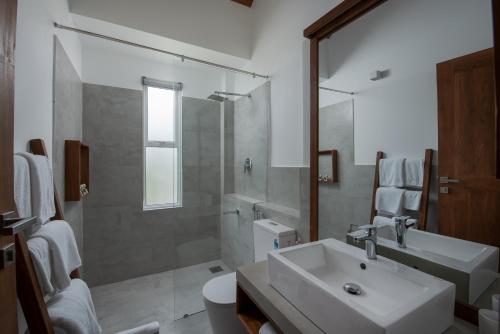 Ένα μπάνιο στο Villa Tanderra