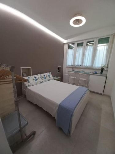 een slaapkamer met een groot bed in een kamer bij Monolocale Versilia in Lido di Camaiore