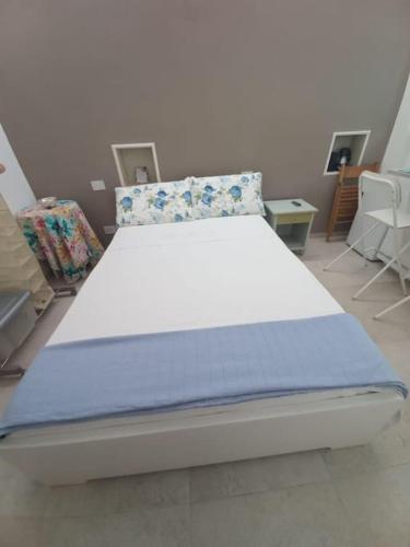 - une chambre dotée d'un grand lit avec des draps bleus dans l'établissement Monolocale Versilia, à Lido di Camaiore