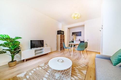 uma sala de estar com um sofá e uma mesa em Le petit Vendôme charmant 2 pers Saxe Gambetta Part Dieu em Lyon