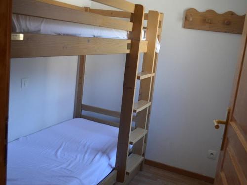 quelques lits superposés dans une chambre dans l'établissement Charmant studio cabine pour 4 personnes face aux pistes à Montgenèvre - FR-1-266-98, à Montgenèvre