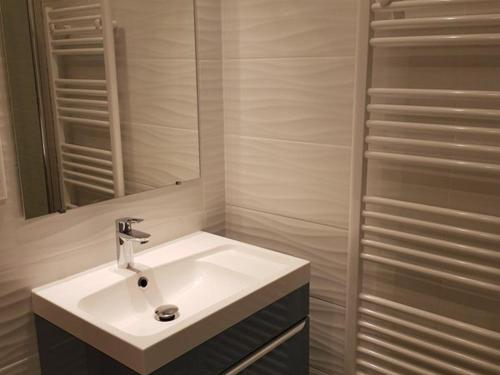 une salle de bain avec un lavabo blanc et un miroir dans l'établissement Charmant studio cabine pour 4 personnes face aux pistes à Montgenèvre - FR-1-266-98, à Montgenèvre