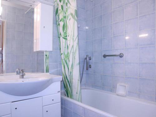 La salle de bains est pourvue d'un lavabo et d'un rideau de douche. dans l'établissement Appartement Les Orres, 2 pièces, 6 personnes - FR-1-322-218, aux Orres