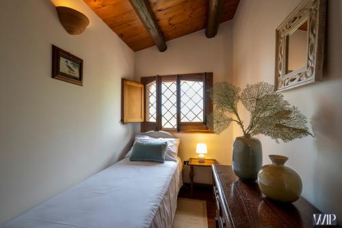 Habitación con sofá y jarrón sobre una mesa en Villa Audino, en Scopello