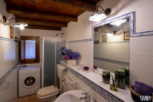 y baño con lavabo y lavadora. en Villa Audino, en Scopello
