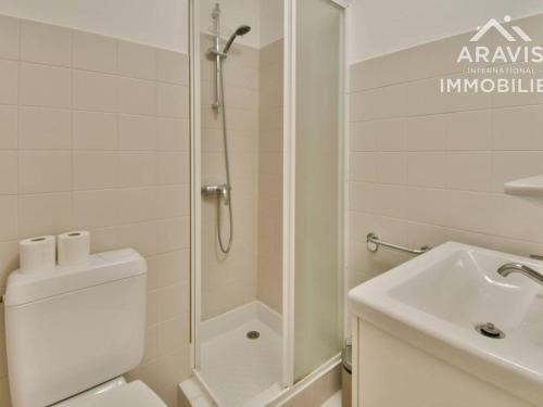 y baño con ducha, aseo y lavamanos. en Appartement Le Grand-Bornand, 1 pièce, 4 personnes - FR-1-391-167, en Le Grand-Bornand