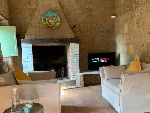 sala de estar con 2 sofás y chimenea en Civita Secret Lodge en Lubriano