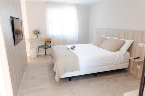 奧萊羅斯的住宿－Makkan Club，卧室配有白色的床和窗户。