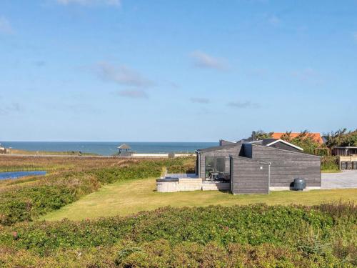 une maison sur la plage avec l'océan en arrière-plan dans l'établissement 6 person holiday home in L kken, à Løkken