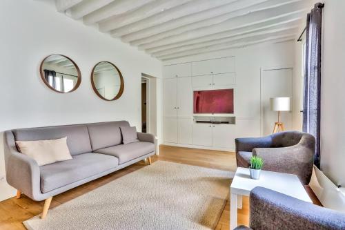 a living room with a couch and two chairs at Superbe Appartement Bon marché Saint Germain in Paris