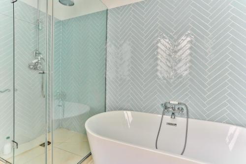 a bathroom with a tub and a glass shower at Superbe Appartement Bon marché Saint Germain in Paris