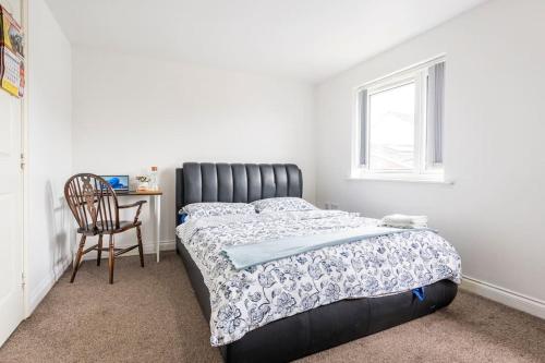 1 dormitorio con 1 cama, 1 silla y 1 mesa en En-suit room with free dedicated parking en Mánchester