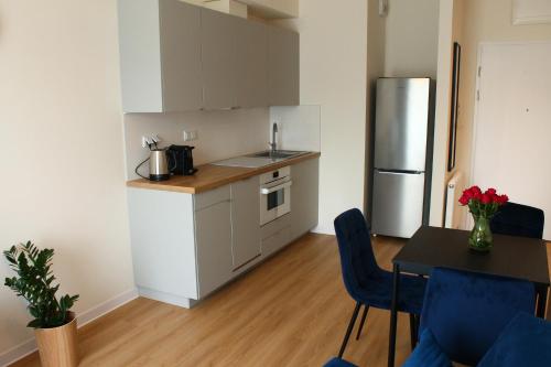 Η κουζίνα ή μικρή κουζίνα στο EASY RENT- Kompozytorów Polskich Perła, 24h Check-in