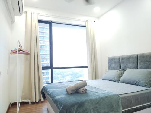 un dormitorio con una cama con un animal de peluche en Lovely Sweet Home, en Johor Bahru