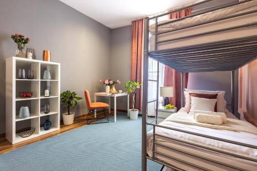 - une chambre avec des lits superposés et un bureau dans l'établissement Hostel Krasnal Market Square Wroclaw - MAMY WOLNE POKOJE !, à Wrocław