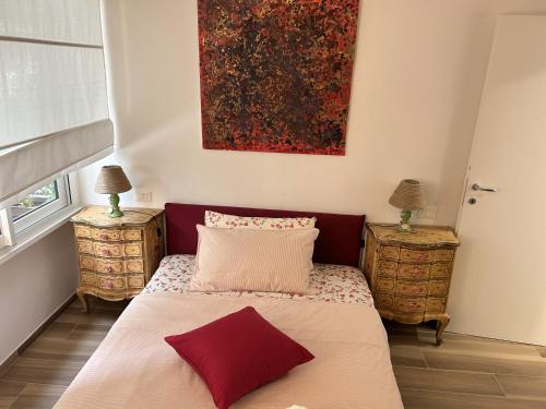 een slaapkamer met een bed en twee nachtkastjes bij MariGiu in Rapallo