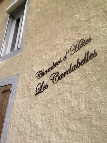 una señal en el lateral de un edificio en Chambres d’hôtes les Cardabelles, en Saint-Jean-du-Bruel