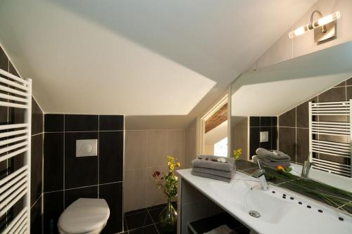 Vonios kambarys apgyvendinimo įstaigoje Chambres d’hôtes les Cardabelles