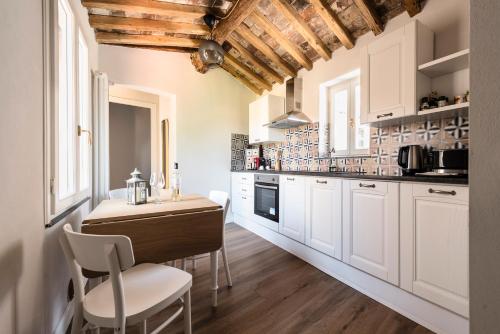 Una cocina o zona de cocina en 31 steps to Heaven - Heart of Lucca