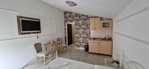 Μια τηλεόραση ή/και κέντρο ψυχαγωγίας στο Apartmani Mirjana