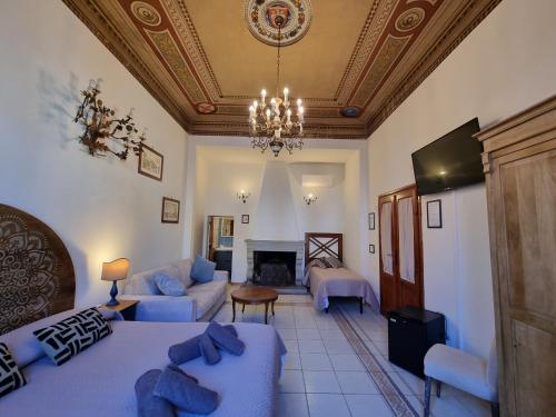 un ampio soggiorno con un letto e un divano di B&B Firenze 400 a Firenze