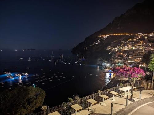 una vista de la costa amalfi por la noche en Relais Zio Vincenzo Casa Positano, en Positano