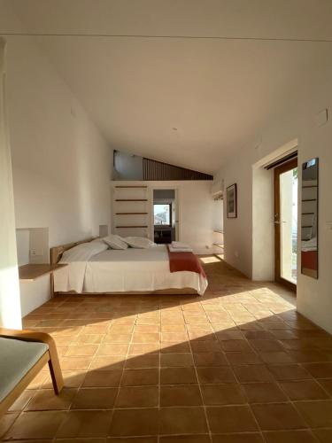Un pat sau paturi într-o cameră la El Castillete. Encanto con vistas al mar.